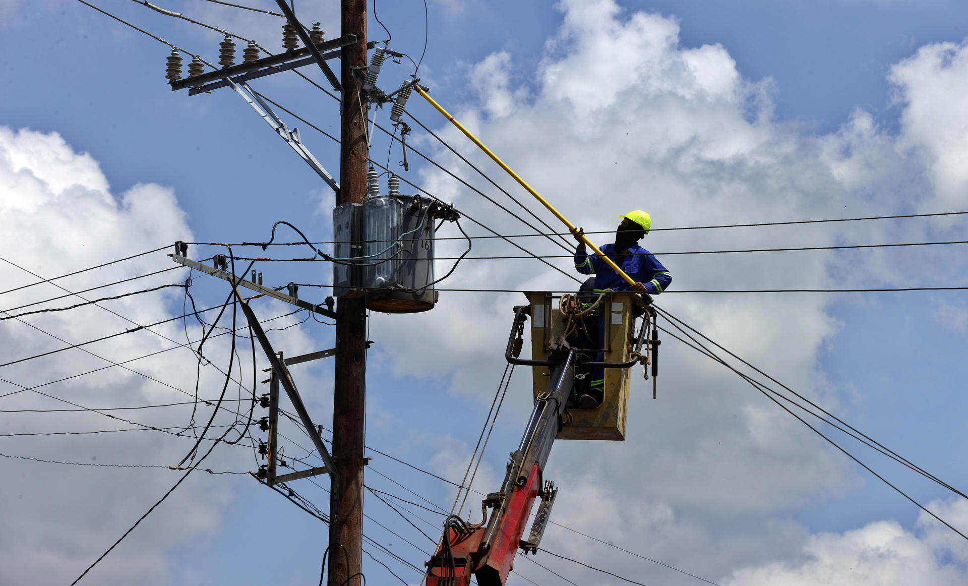 Foto de archivo de un trabajador realiza labores de reparación en un poste eléctrico en Pinar del Rio, a más de 150 km de La Habana (Cuba). EFE/ Ernesto Mastrascusa