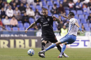 Sergio Ramos pugna por el balón con Ricardo Marín (d), de Puebla, este viernes, durante el partido del Torneo Apertura 2025 de la Liga MX que disputó con el Monterrey en el estadio Cuauhtémoc en Puebla (México). EFE/ Hilda Ríos