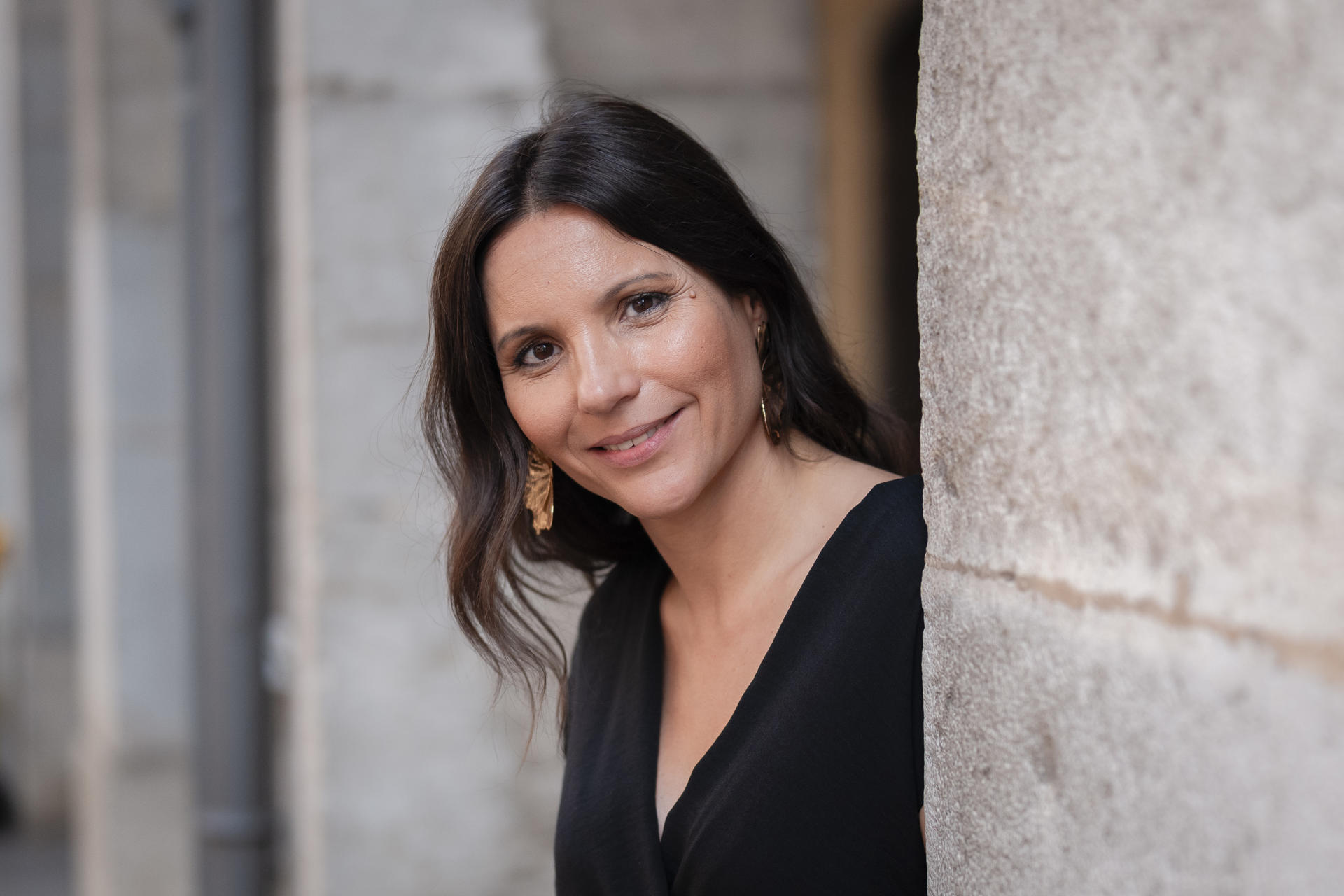 La escritora y codirectora del documental 'L,escola inclusiva', Carla Gracia, explica en una entrevista con EFE como le planta cara desde diferentes frentes al diagnóstico de autismo de su hijo, ahora desde su última novela, 'Perfectamente imperfecta', porque hablar de este tipo de trastornos "no es una opción, es una responsabilidad compartida". EFE/David Borrat.
