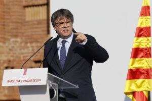 El expresidente catalán Carles Puigdemont interviene en el acto de bienvenida en el que miles de independentistas se congregan en el paseo Lluís Companys de Barcelona, junto al Parlament, ahora hace un año. EFE/ Alberto Estevez