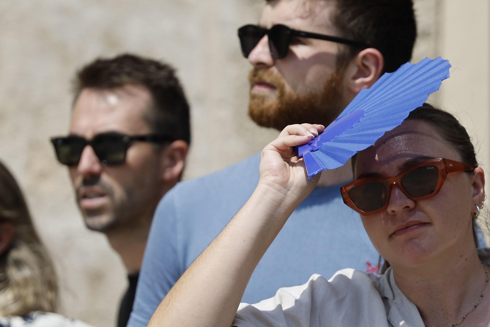 La gente se protege y refresca este martes en el centro de Valencia. EFE/ Ana Escobar