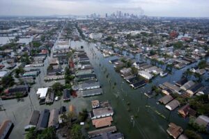 Fotografía aérea de archivo del 30 de agosto de 2005 que muestra las inundaciones y los daños causados por el huracán Katrina en Baton Rouge, Luisiana (EE.UU.). EFE/ Vincent Laforet