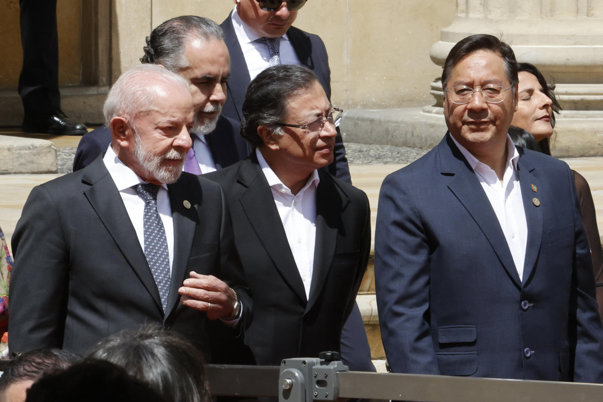 El presidente de Colombia, Gustavo Petro (c), el presidente de Brasil, Luiz Inácio Lula da Silva (i) y el presidente de Bolivia, Luis Arce, asisten a la V Cumbre de Países Amazónicos este viernes, en Bogotá (Colombia). EFE/ Mauricio Dueñas Castañeda