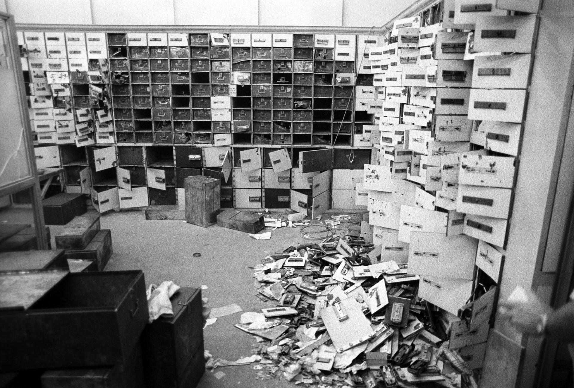 Imagen de archivo (17-8-1985) del interior de la cámara acorazada de la sucursal del Banco Hispano Americano de la calle Fontanella donde la 'banda de los italianos' desvalijó unas 400 cajas de seguridad. Los ladrones tardaron cinco meses en excavar un túnel de 300 metros para llegar a la cámara acorazada del banco. EFE/Francesc Rabellá