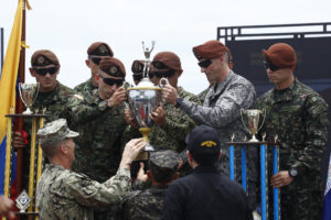 Soldados colombianos reciben la copa de primer lugar de la competencia Fuerza Comando 2025 este 29 de agosto de 2025, en Ilopango (El Salvador). EFE/ Rodrigo Sura