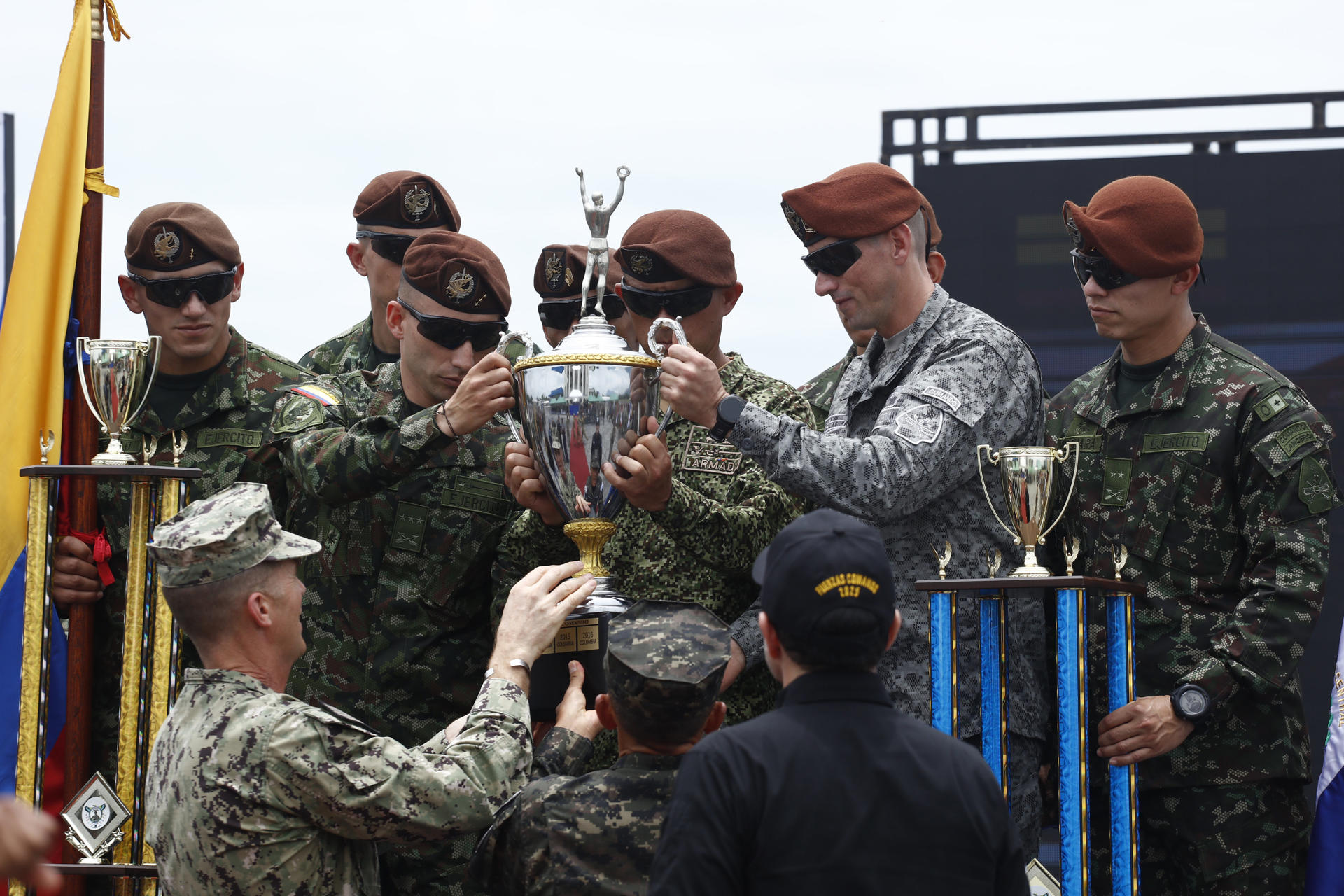 Soldados colombianos reciben la copa de primer lugar de la competencia Fuerza Comando 2025 este 29 de agosto de 2025, en Ilopango (El Salvador). EFE/ Rodrigo Sura
