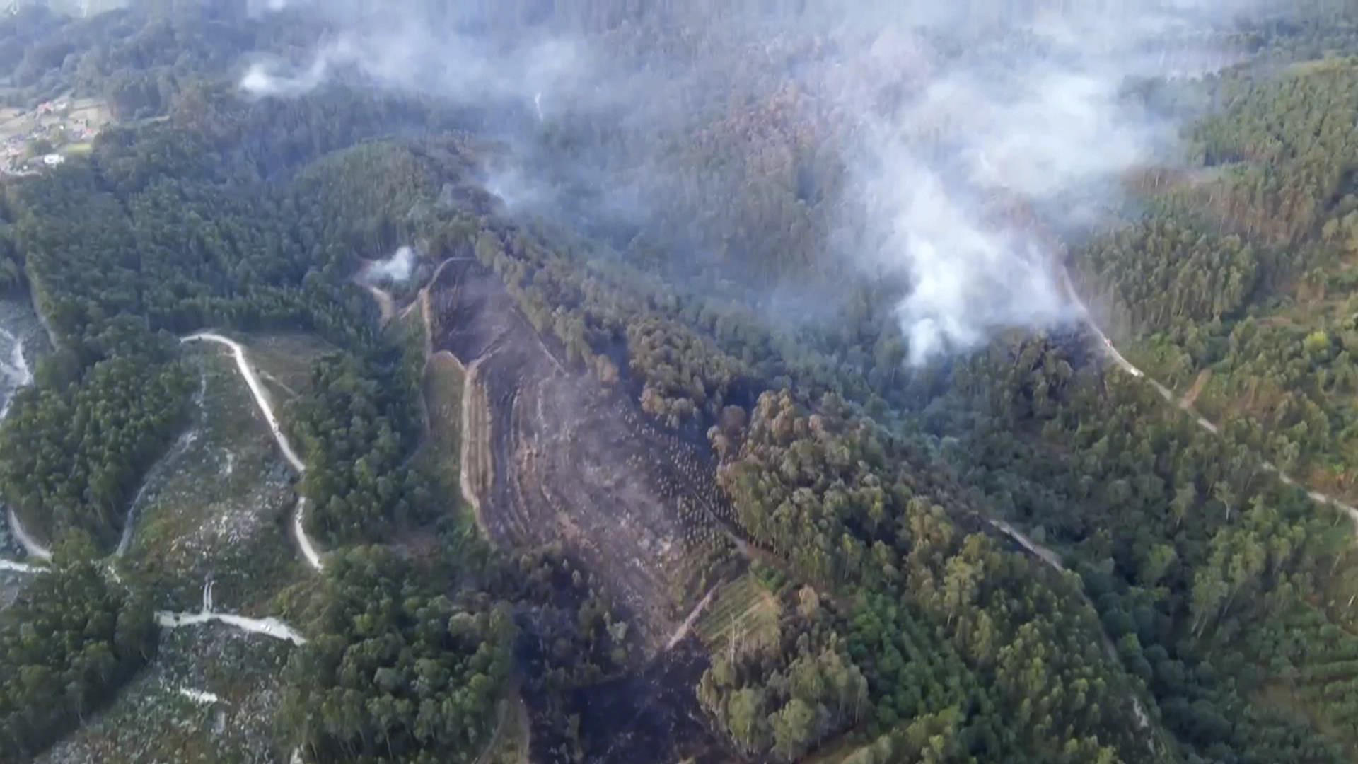 Vista aérea del incendio de Vilaboa (Pontevedra) declarado el pasado 21 de agosto. La Xunta ha desactivado el nivel 2 de emergencia en el incendio forestal de Vilaboa (Pontevedra), pero mantiene esa situación en la provincia de Ourense, donde los grandes incendios, según las estimaciones de la Consellería de Medio Rural, han frenado su progresión. EFE/ Ministerio de Defensa SOLO USO EDITORIAL/SOLO DISPONIBLE PARA ILUSTRAR LA NOTICIA QUE ACOMPAÑA (CRÉDITO OBLIGATORIO)