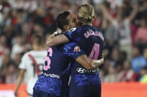 Gallagher y Koke celebran un gol, en una foto de archivo. EFE/Kiko Huesca.