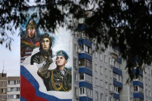 Un mural del artista ruso Ilya Demchenko, que muestra soldados rusos de diferentes periodos, en un edificio en Moscú el 26 de agosto de 2025. EFE/EPA/MAXIM SHIPENKOV