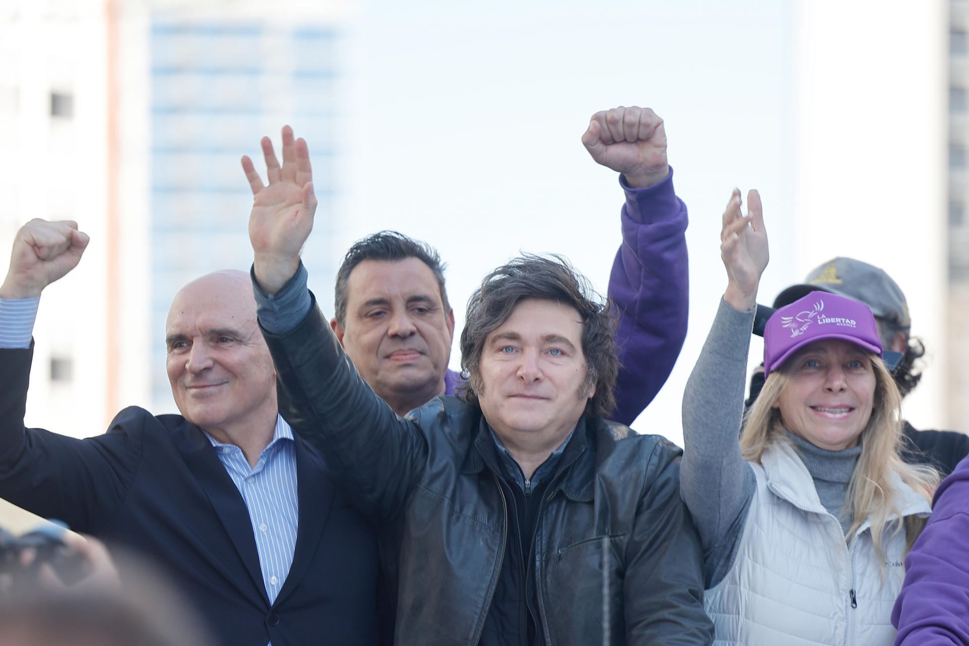 El presidente de Argentina, Javier Milei (c), saluda durante un acto de campaña electoral este miércoles, en Lomas de Zamora (Argentina). EFE/ Juan Ignacio Roncoroni