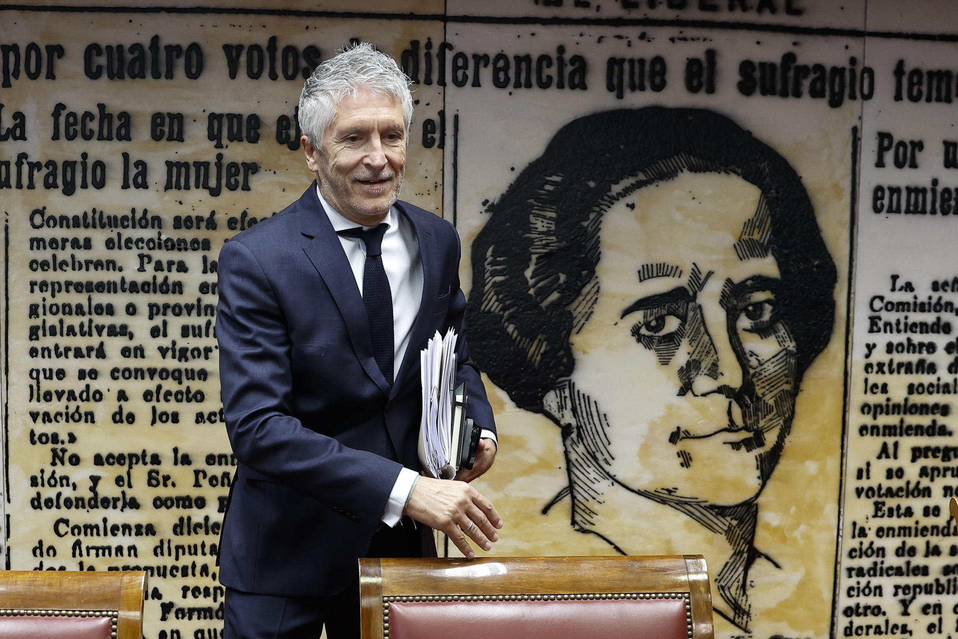 El ministro del Interior, Fernando Grande-Marlaska, toma asiento para comparecer ante la Comisión de Interior de la Cámara Alta, a petición del PP, este jueves en el Senado. EFE/ Chema Moya