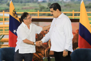 Fotografía de archivo de los presidentes de Colombia, Gustavo Petro (i), y de Venezuela, Nicolás Maduro, durante un encuentro en la frontera binacional sobre el Puente Atanasio Girardot, que une el departamento colombiano de Norte de Santander y el estado venezolano de Táchira. EFE/Str