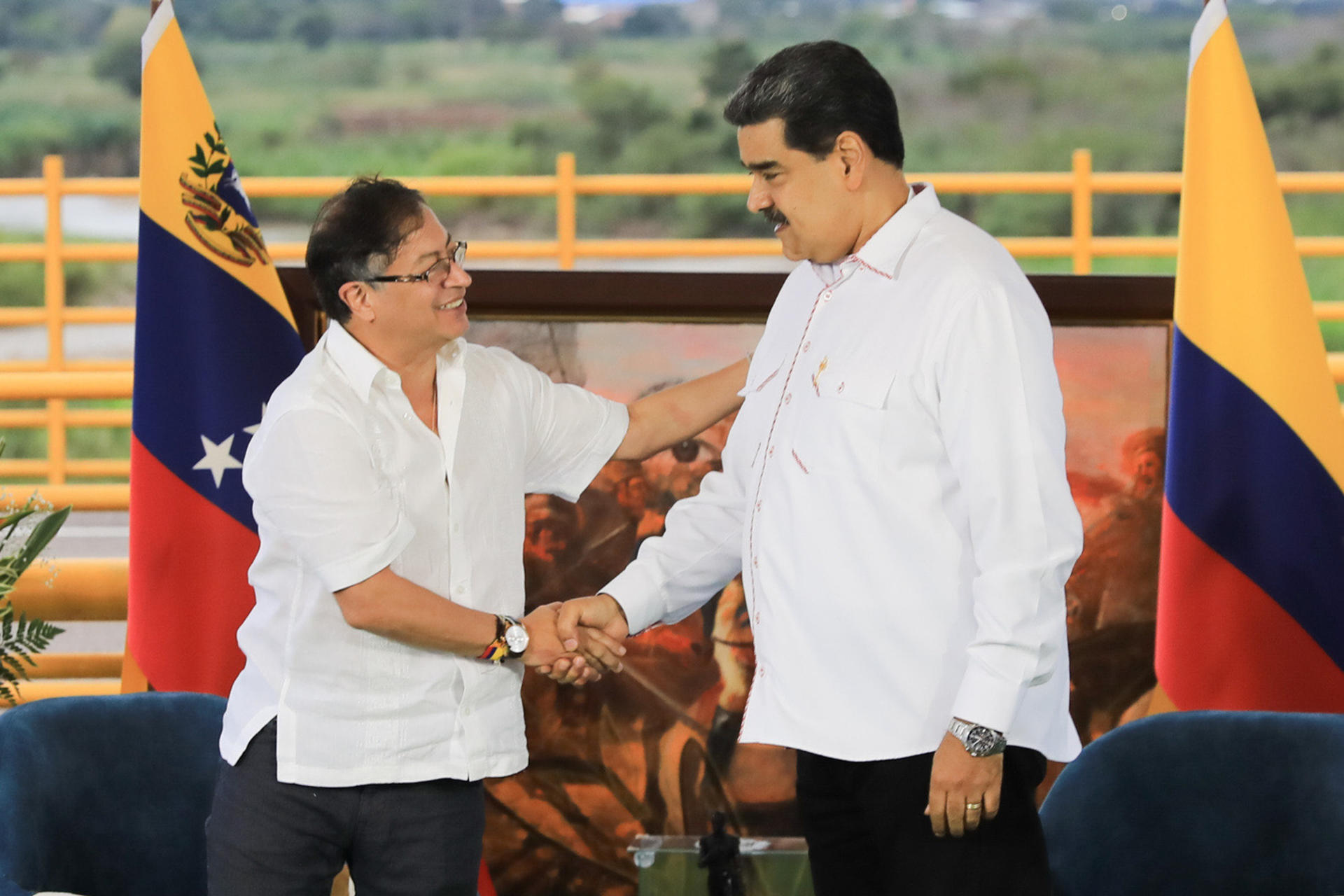 Fotografía de archivo de los presidentes de Colombia, Gustavo Petro (i), y de Venezuela, Nicolás Maduro, durante un encuentro en la frontera binacional sobre el Puente Atanasio Girardot, que une el departamento colombiano de Norte de Santander y el estado venezolano de Táchira. EFE/Str