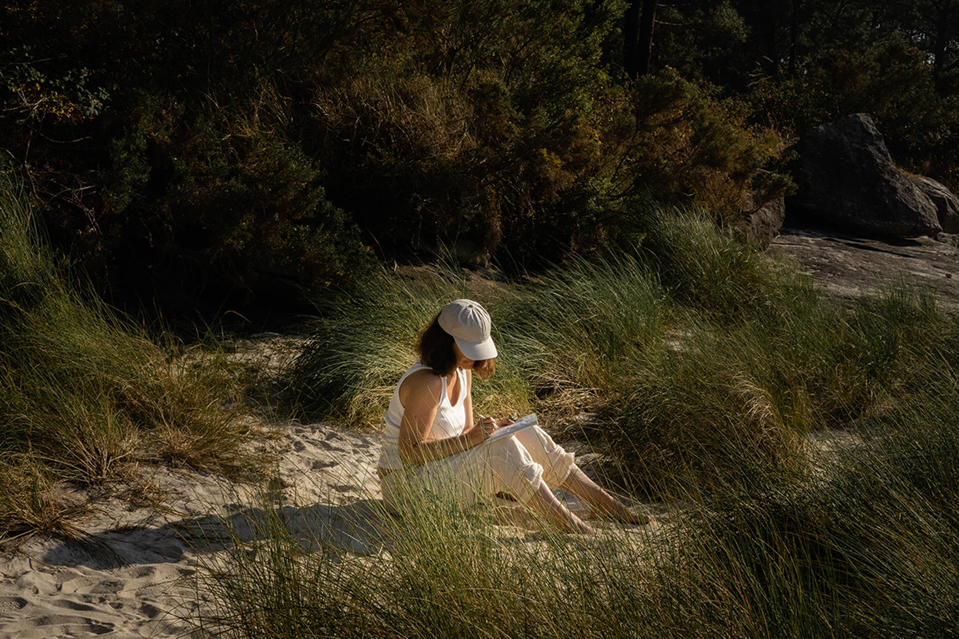 Imagen facilitada por La Platanera. Un corro espartero en la Sierra de Cazorla, un taller de serigrafía en la isla de Arousa, fotografía en el Cabo de Gata o escritura en Ávila; naturaleza y creatividad es una combinación cada vez más buscada a juzgar por la explosión de retiros creativos en España en los últimos años.EFE/ Andrea Fernández/La Platanera SOLO USO EDITORIAL/SOLO DISPONIBLE PARA ILUSTRAR LA NOTICIA QUE ACOMPAÑA (CRÉDITO OBLIGATORIO)