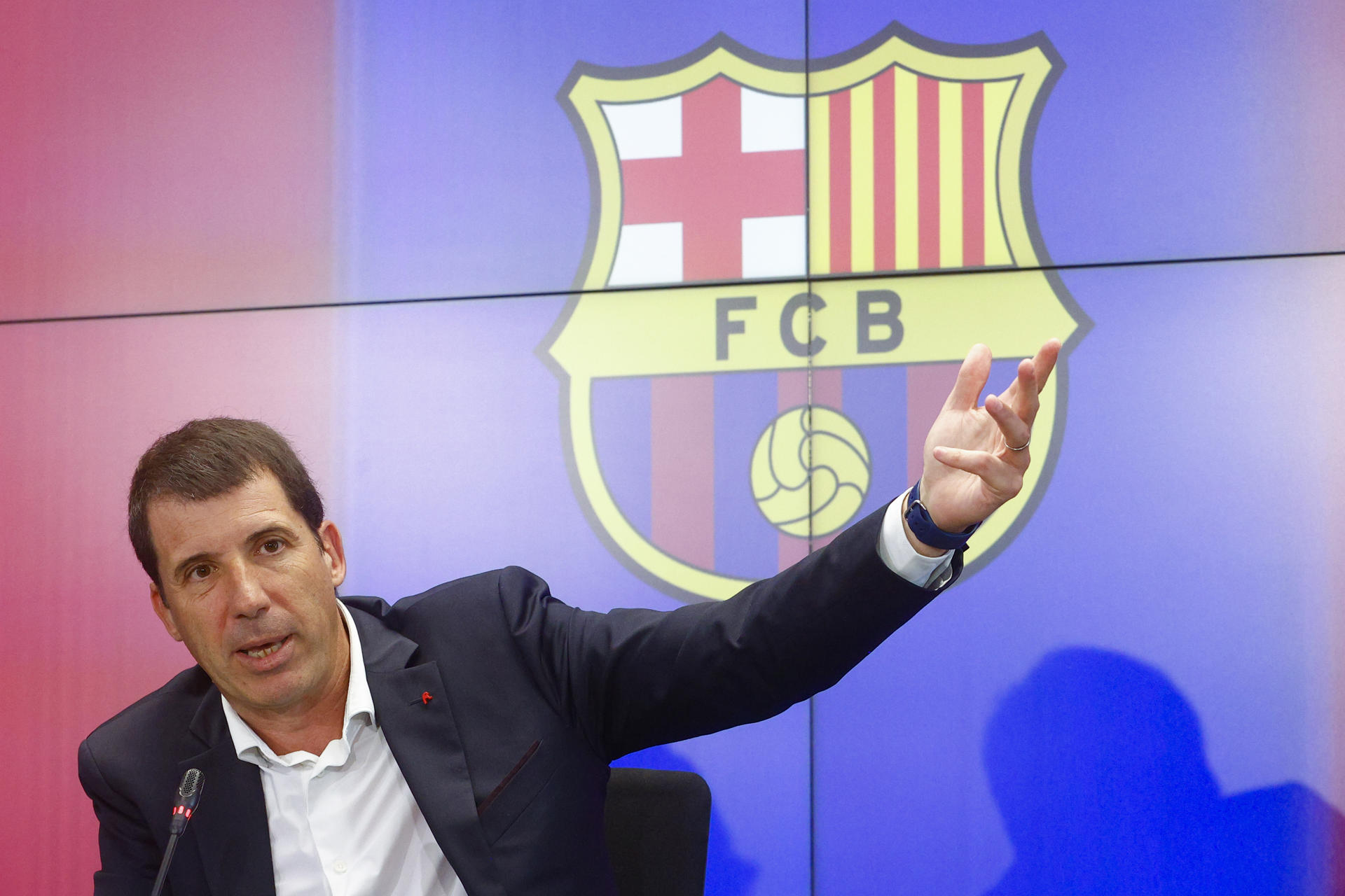 El director de las secciones profesionales del FC Barcelona, Xavi O'Callaghan durante su comparecencia en la sala de prensa de la Ciudad Deportiva Joan Gamper.EFE/ Quique García
