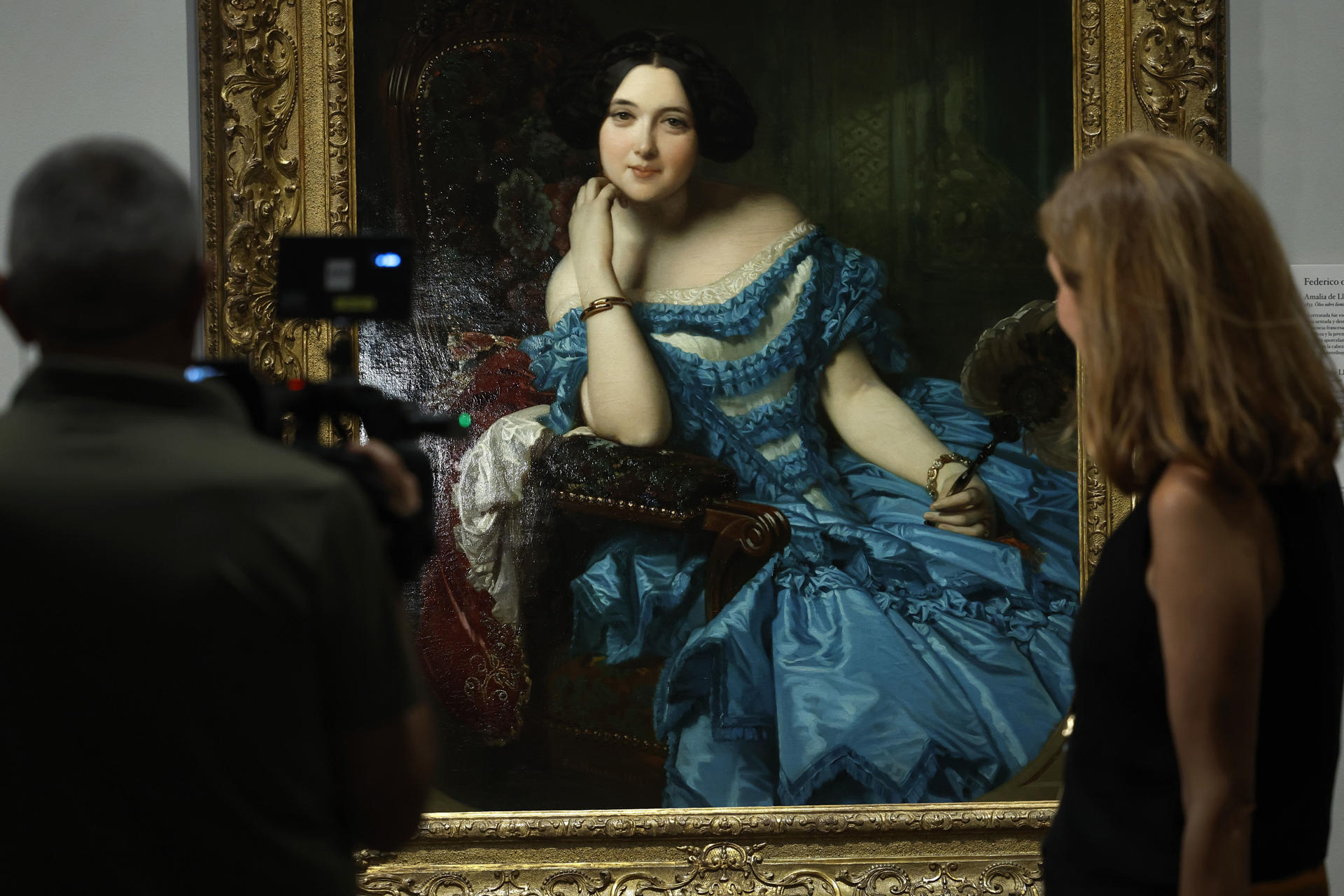 Helena Bernardo, técnica del Área de Exposiciones Temporales del Museo del Prado y apasionada de la moda, muestra, en un recorrido con EFE, cómo la moda femenina cambió a lo largo de los siglos y ha liberado poco a poco a las mujeres de rígidas prendas interiores que creaban formas casi arquitectónicas y ocultaban los cuerpos femeninos. En la imagen, Bernardo junto al retrato de Amalia del Llano y Dotres, condesa de Vilches, de Federico de Madrazo. A lo largo de los años, la moda femenina evolucionó hasta llegar a los vestidos del siglo XIX, todavía voluminosos, pero construidos a base de enaguas y crinolinas. EFE/ Chema Moya