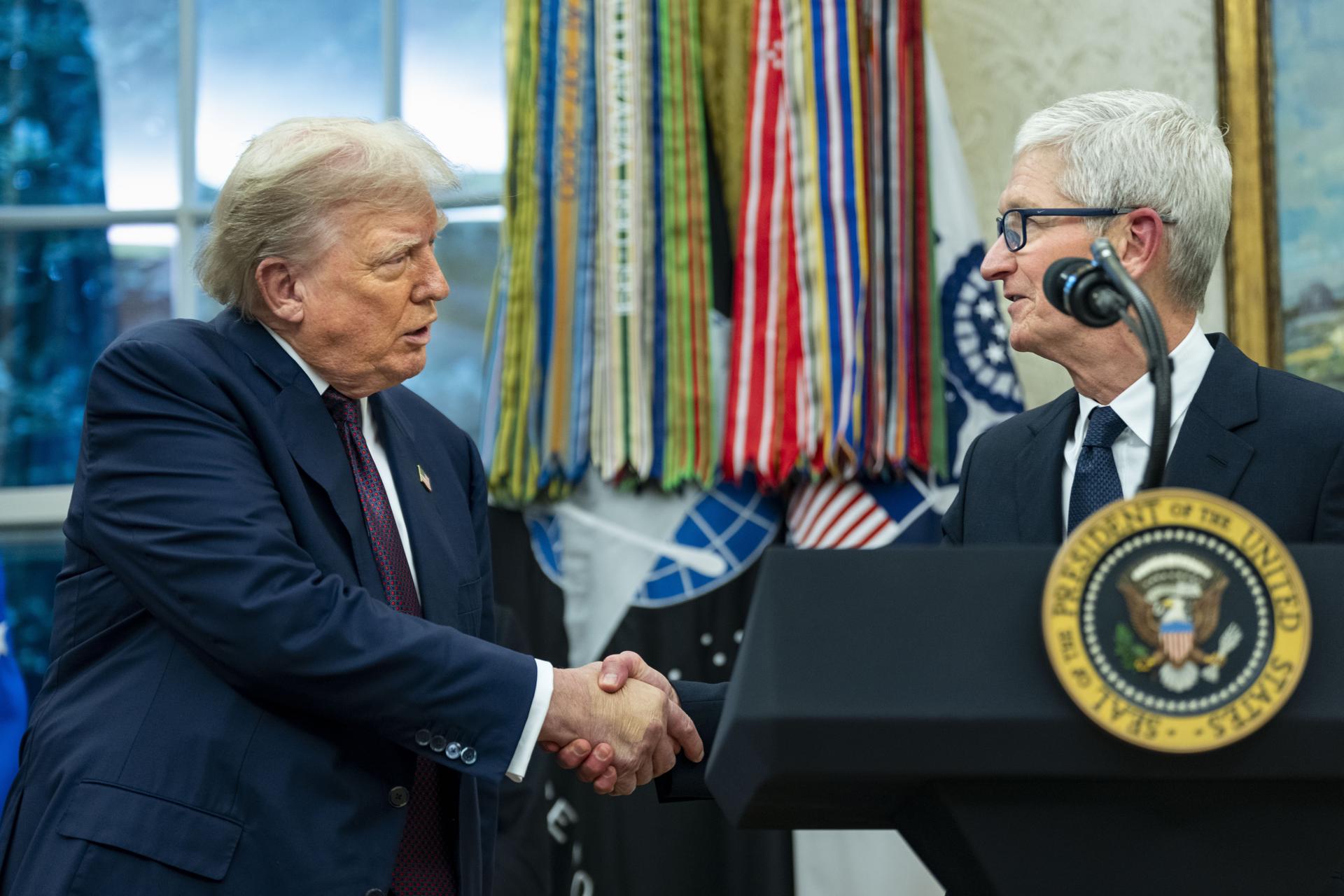 El presidente de Estados Unidos, Donald Trump (i) y el director ejecutivo de Apple, Tim Cook, en el Despacho Oval de la Casa Blanca en Washington (EE.UU.). EFE/Bonnie Cash
