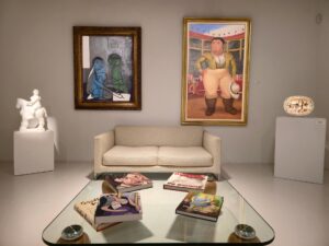 Fotografía cedida este martes, 5 de agosto, por el Centro de Arte Gary Nader de Miami donde se muestra en una sala de exposiciones pinturas del español Pablo Picasso (i) y del colombiano Fernando Botero, así como esculturas y libros biográficos de los artistas. EFE/Centro de Arte Gary Nader