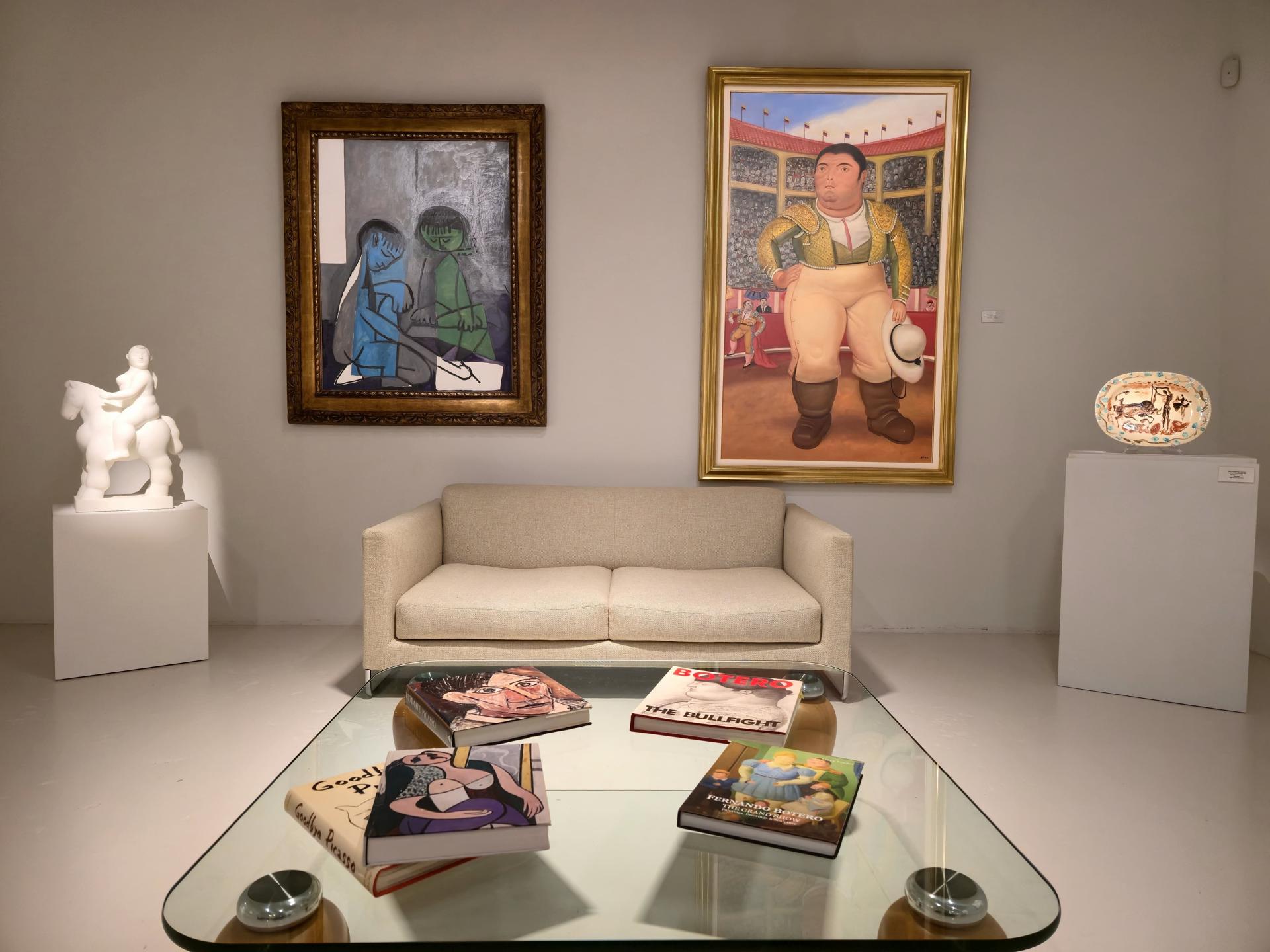 Fotografía cedida este martes, 5 de agosto, por el Centro de Arte Gary Nader de Miami donde se muestra en una sala de exposiciones pinturas del español Pablo Picasso (i) y del colombiano Fernando Botero, así como esculturas y libros biográficos de los artistas. EFE/Centro de Arte Gary Nader