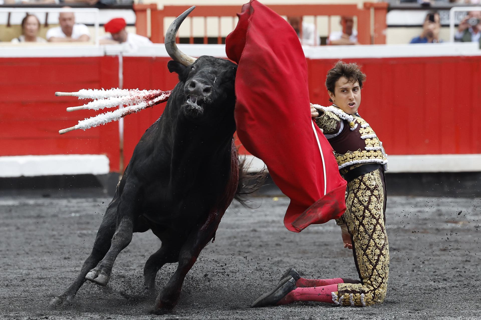 El torero Roca Rey durante la lidia a su segundo toro de la tarde en la cuarta de abono de las Corridas Generales de la Aste Nagusia 2025 de Bilbao, en la que comparte cartel con los diestros Juan Ortega y Pablo Aguado. EFE/ Miguel Toña
