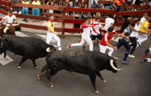 Mozos corren durante el primer encierro de San Sebastián de los Reyes que se ha celebrado, este lunes. EFE/ David Fernández