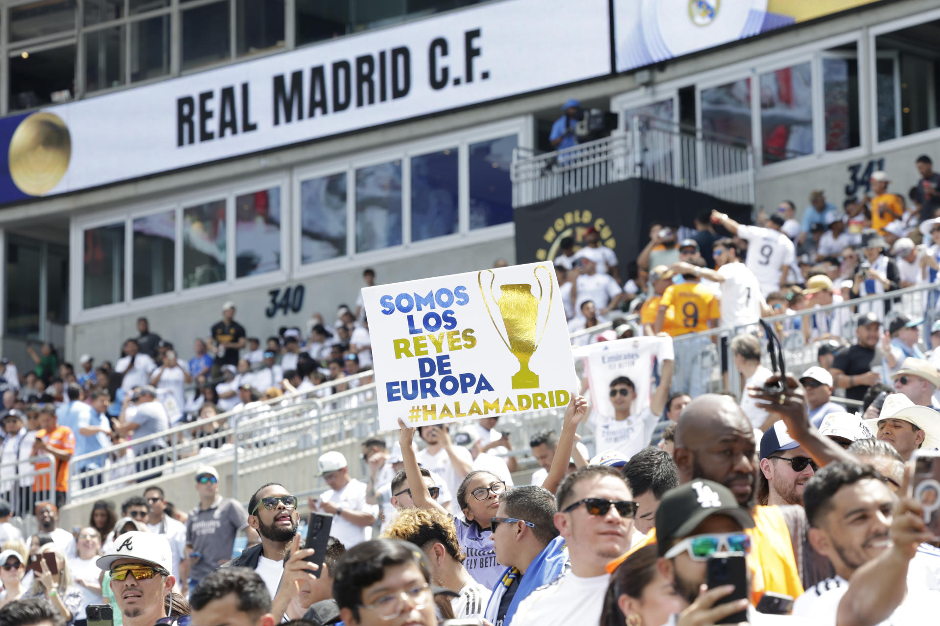 Fotografía de André Coelho, en la que puede verse en una imagen de archivo del 22 de junio de 2025 a hinchas del Real Madrid durante un partido del Mundial de Clubes en Estados Unidos. EFE