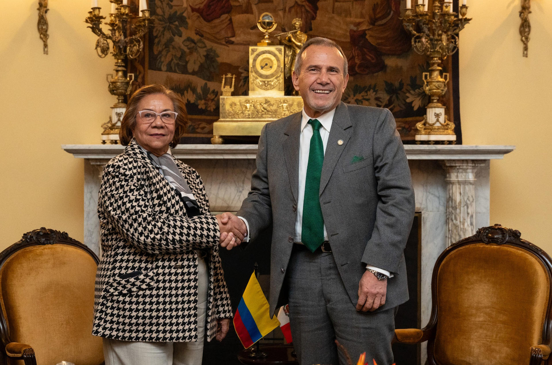 Fotografía cedida por la Cancillería de Colombia de los ministros de Relaciones Exteriores de Colombia, Rosa Yolanda Villavicencio (i), y de Perú, Elmer Schialer Salcedo este jueves, en Bogotá (Colombia). EFE/ Cancillería de Colombia/