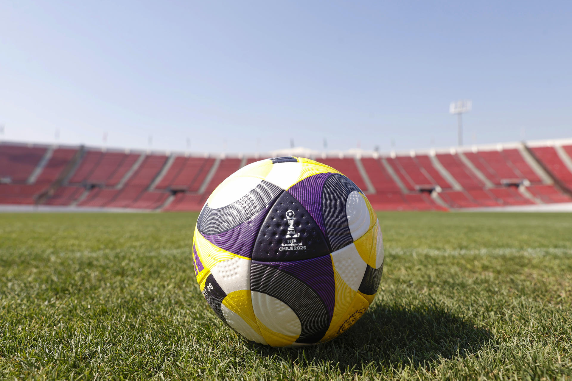 El balón oficial del Mundial Sub-20 Chile 2025. EFE/Elvis González
