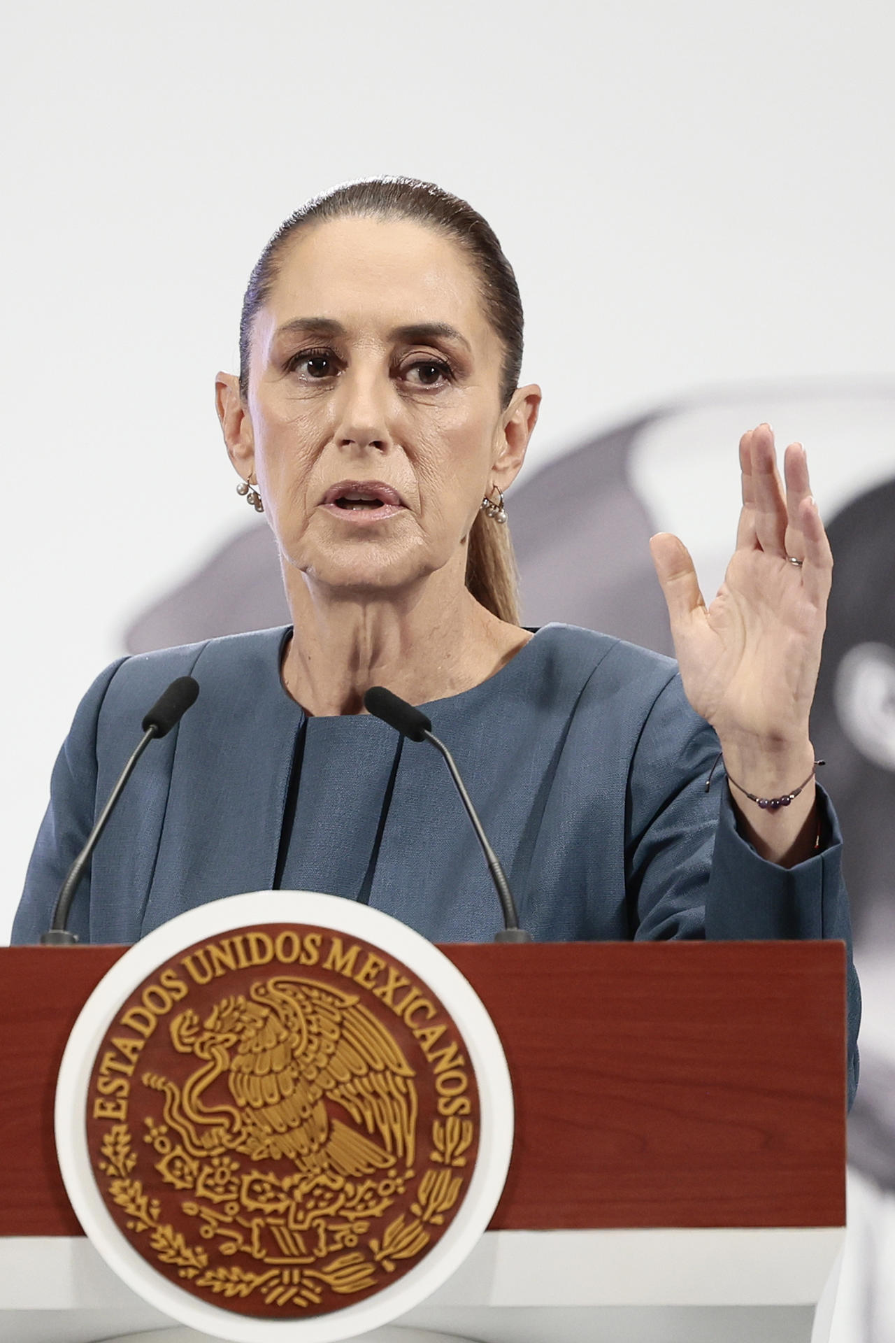 La presidenta de México, Claudia Sheinbaum, habla durante una rueda de prensa este miércoles, en el Palacio Nacional de Ciudad de México (México). EFE/José Méndez
