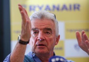 El consejero delegado de la aerolínea de bajo coste Ryanair, Michael O'Leary, pidió este miércoles a la Comisión Europea que reduzca los impuestos medioambientales a la aviación. EFE/EPA/OLIVIER HOSLET