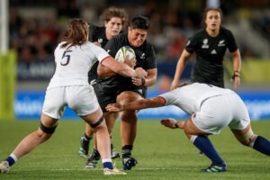 Jugadoras inglesas tratan de frenar a la neozelandesa Krystal Murray, en un momento de la final de la Copa del Mundo de 2022 disputada en el Eden Park de Auckland (Nueva Zelanda).EFE/EPA/AARON GILLONS