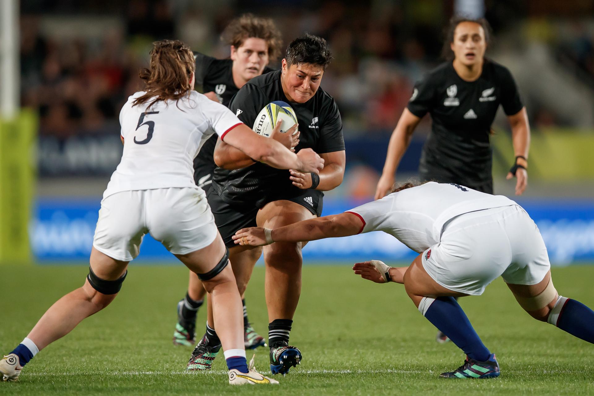 Jugadoras inglesas tratan de frenar a la neozelandesa Krystal Murray, en un momento de la final de la Copa del Mundo de 2022 disputada en el Eden Park de Auckland (Nueva Zelanda).EFE/EPA/AARON GILLONS