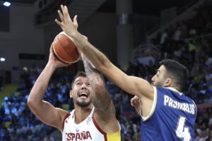 El pívot español Willy Hernangomez durante el tercer partido del FIBA EuroBasket 2025 del grupo C que ha medido a España y a Chipre en Limasol, Chipre. EFE/EPA/GEORGI LICOVSKI