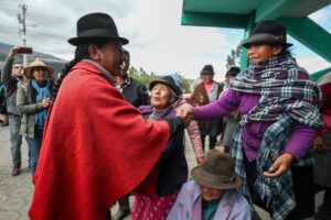 El líder indígena y excandidato presidencial ecuatoriano, Leonidas Iza (i), el pasado 21 de agosto, en la localidad de Tocazo (Ecuador). EFE/José Jácome