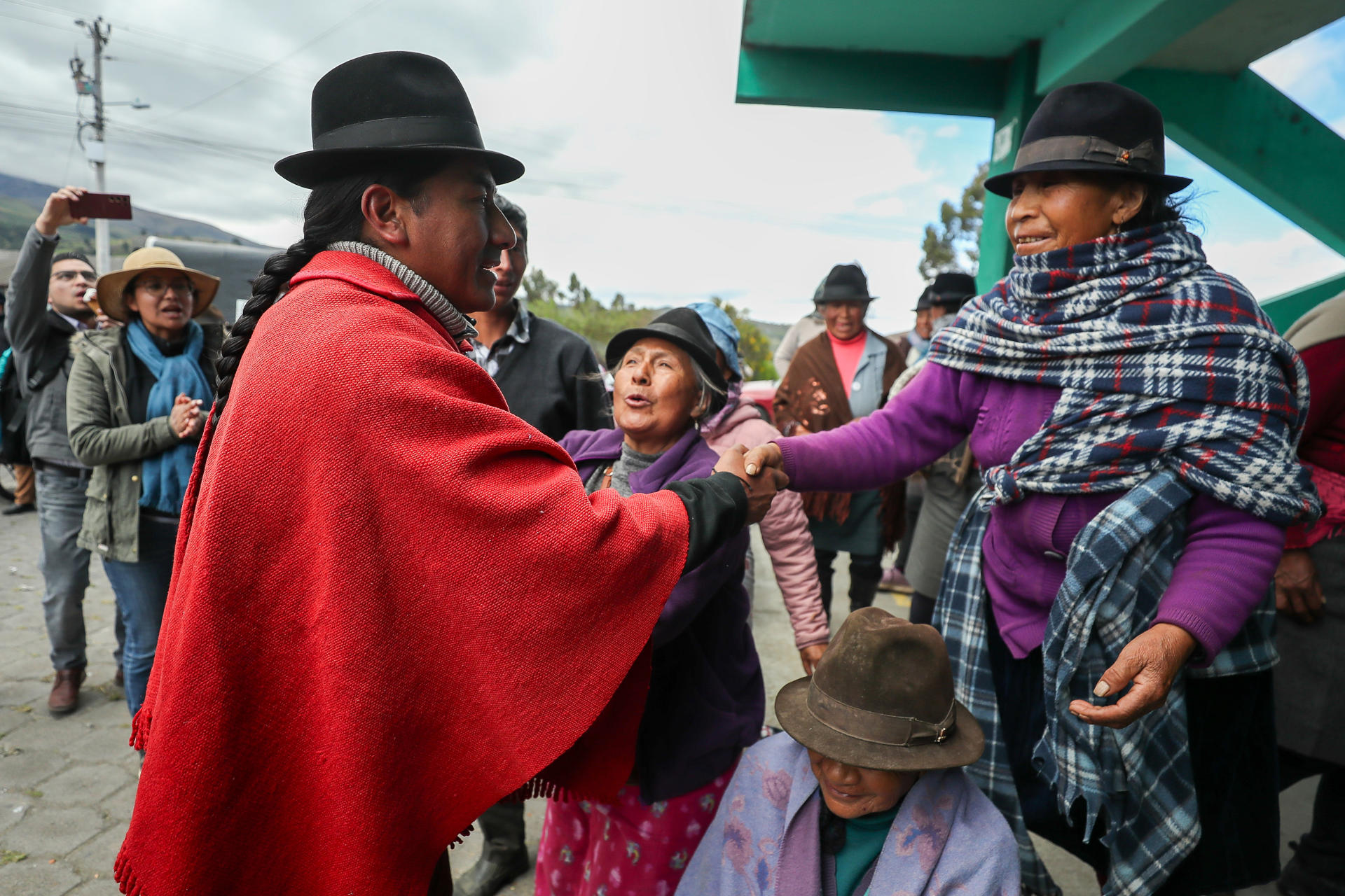 El líder indígena y excandidato presidencial ecuatoriano, Leonidas Iza (i), el pasado 21 de agosto, en la localidad de Tocazo (Ecuador). EFE/José Jácome