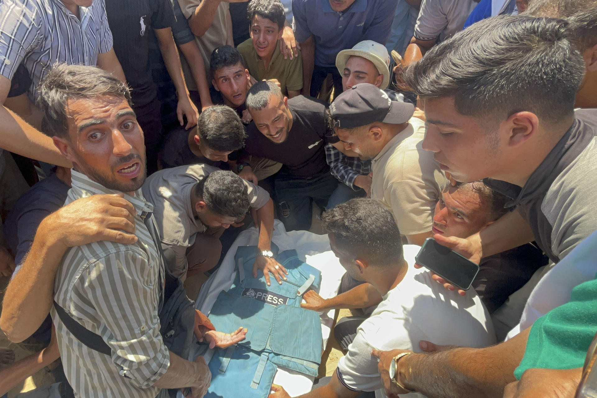 Imagen de 25 de agosto de 2025 de uno de los periodistas muertos en el bombardeo al hospital Nasser, en Gaza. EFE/ Ahmad Awad