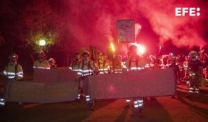 Cerca de 400 personas han participado en la manifestación celebrada este viernes en Soria liderada por los bomberos forestales de la provincia para rendir homenaje al compañero fallecido en León y reivindicar mejores condiciones y más medios en la extinción de incendios. EFE/Wifredo García.