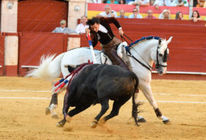 El rejoneador Diego Ventura durante la faena a su primer toro este viernes en la tercera corrida de abono de la Feria de Almería. EFE / Carlos Barba