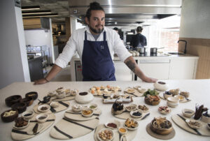 El chef Alejandro Chamorro, del restaurante ecuatoriano Nuema, posa durante una entrevista con EFE este martes, en Quito (Ecuador). EFE/ Gianna Benalcazar