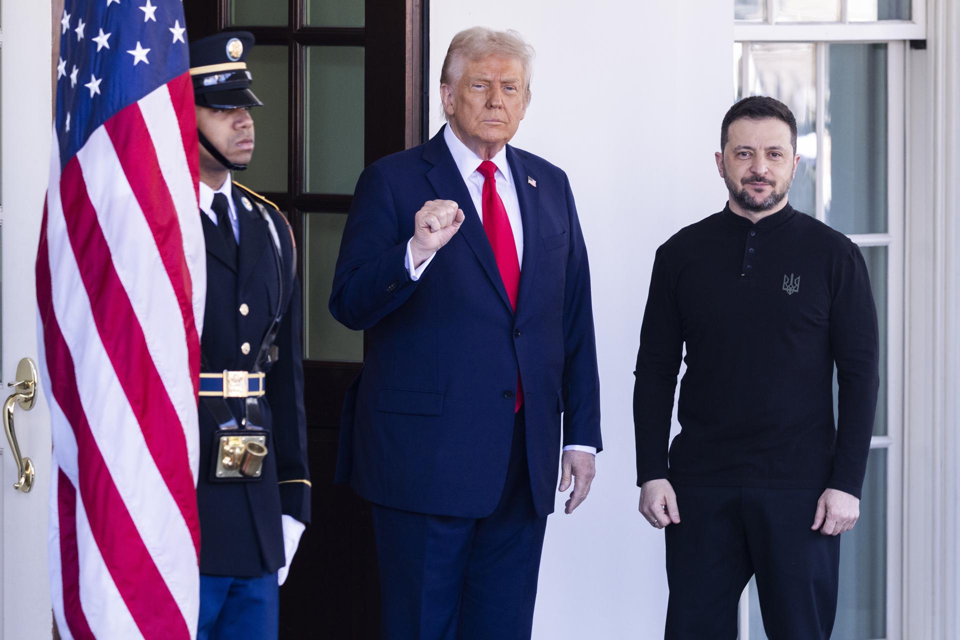 Fotografía de archivo del 28 de febrero de 2025 del presidente de Estados Unidos, Donald Trump (i), posando junto al presidente ucraniano, Volodymyr Zelensky, en la Casa Blanca. EFE/EPA/SHAWN THEW/ ARCHIVO