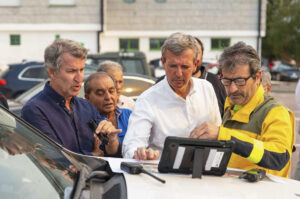 El presidente del Partido Popular, Alberto Núñez Feijóo (i), visita esta tarde el puesto de control de mando avanzado de extinción de incendios de Chandrexa de Queixa (Ourense) junto al presidente de la Xunta de Galicia, Alfonso Rueda (2d). EFE/Tarek/PP SOLO USO EDITORIAL/SOLO DISPONIBLE PARA ILUSTRAR LA NOTICIA QUE ACOMPAÑA (CRÉDITO OBLIGATORIO)