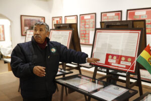 AME3196. COCHABAMBA (BOLIVIA), 24/08/2025.- El coleccionista y presidente del Círculo Numismático Víctor Borda, habla durante una exposición este lunes, en Cochabamba (Bolivia). La historia del dinero, desde las primeras formas de valor hasta los activos virtuales como el bitcoin, además de la evolución de la moneda boliviana, forma parte de la colección de la familia Borda-Luna que estuvo expuesta en la ciudad de Cochabamba con motivo del bicentenario del país. EFE/ Rodrigo Sura