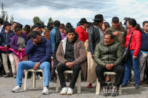 Vista general de tres agentes de inteligencia de la Policía de Ecuador (c) retenidos este jueves, 21 de agosto, durante un juicio popular de autoridades indígenas, en el que confesaron que hicieron seguimiento al líder y excandidato presidencial Leonidas Iza, en Tocazo (Ecuador). EFE/José Jácome