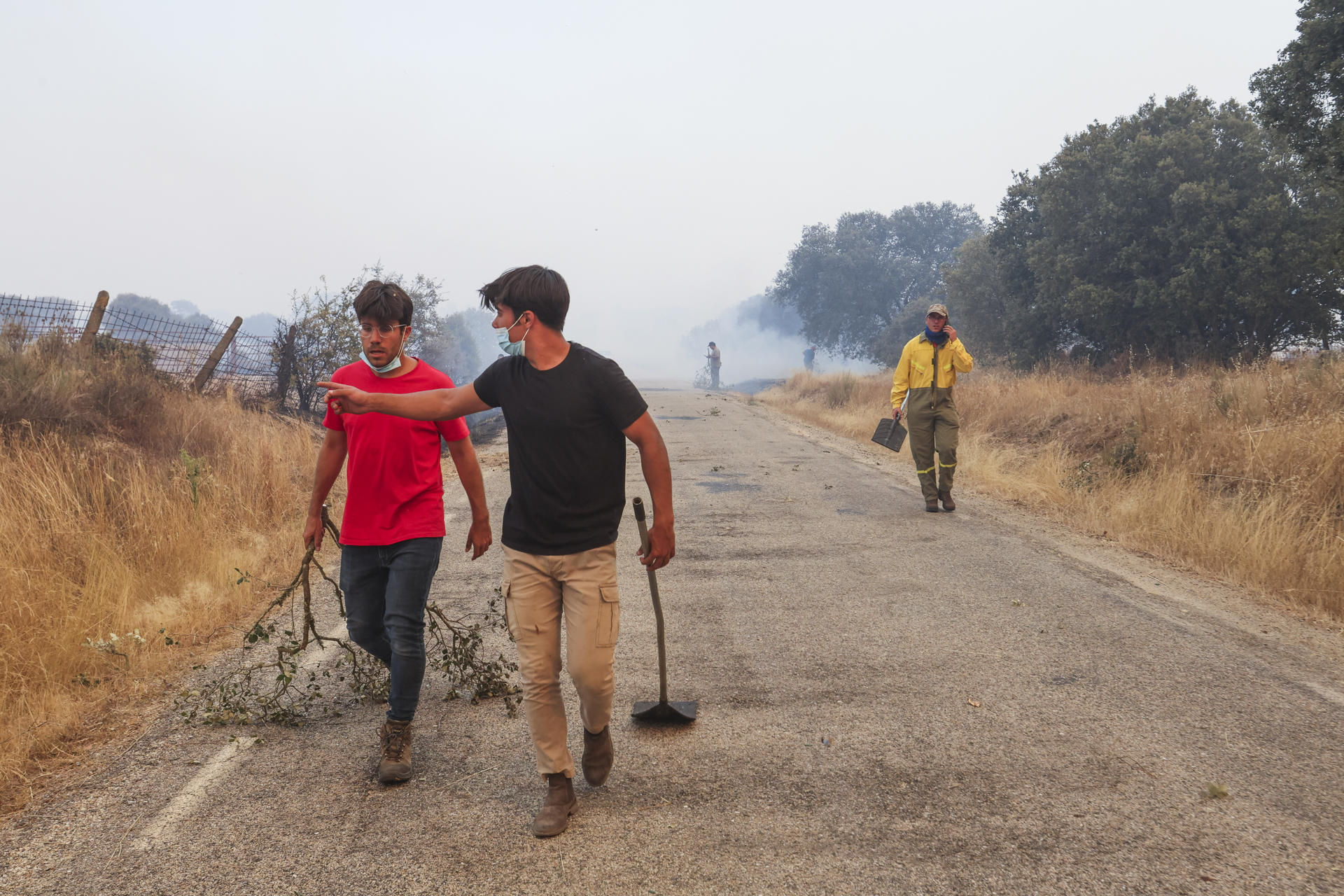 Voluntarios trabajan en la extinción del incendio este viernes, en las proximidades de Cipérez (Salamanca). EFE/JM GARCIA
