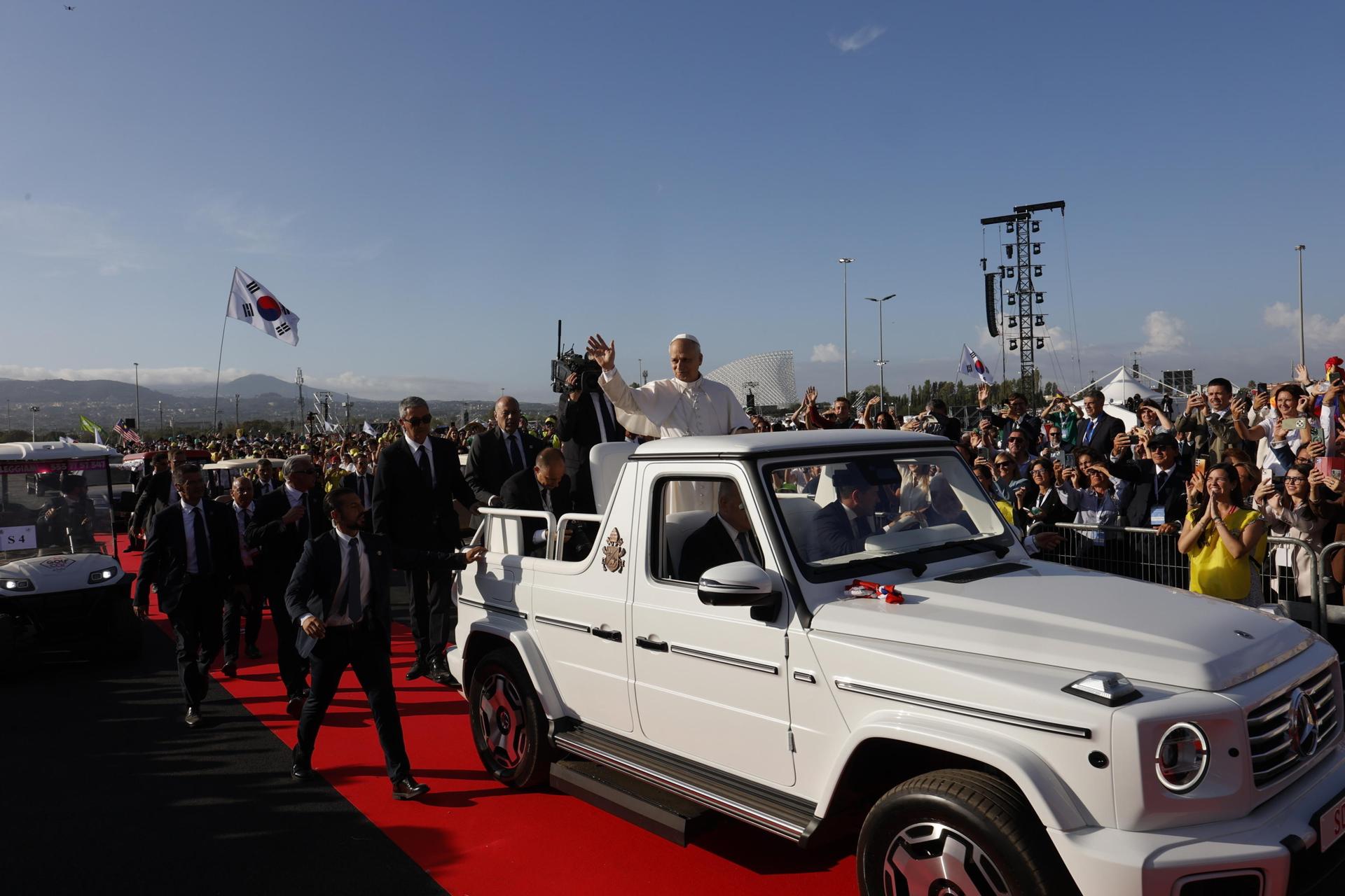 El papa León XIV en el papamóvil al llegar a presidir la Santa Misa con motivo del Jubileo de la Juventud, en Tor Vergata, Roma, Italia, 03 de agosto de 2025. (Papa, Italia, Roma) EFE/EPA/FABIO FRUSTACI