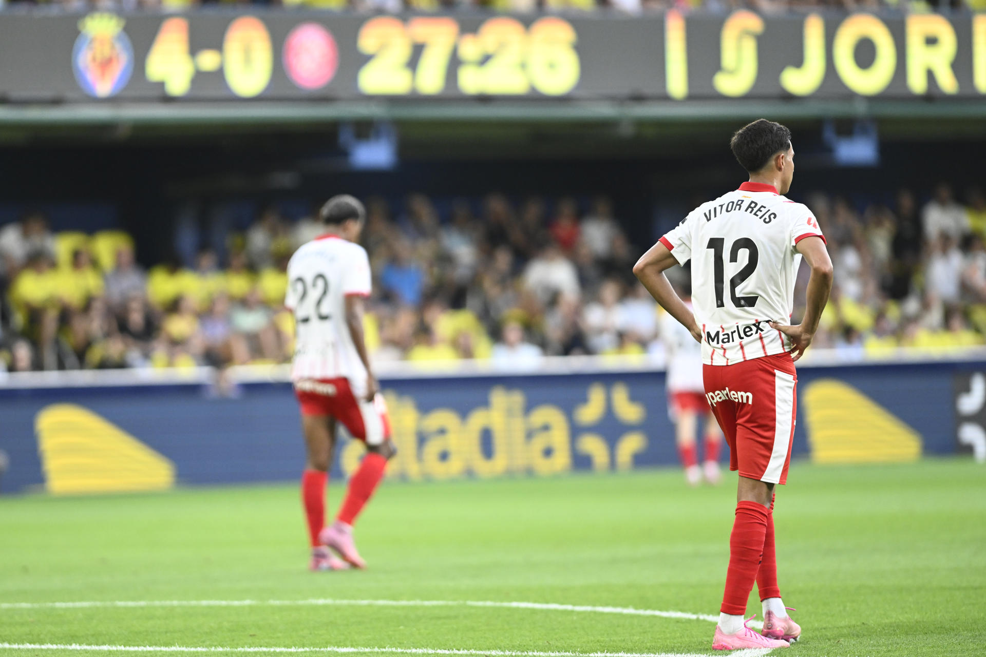 Los jugadores del Girona tras encajar el cuarto gol durante el partido de LaLiga entre el Villarreal y el Girona, este domingo en el estadio de la Cerámica. EFE/ Andreu Esteban