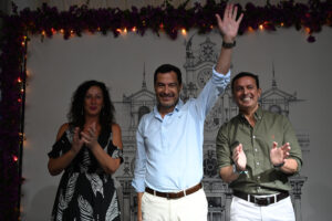 El presidente del PP-A, Juanma Moreno, junto a la alcaldesa de Almería María del Mar Vázquez (i) y el presidente provincial del PP Javier Aureliano Garcia (d) durante un acto con afiliados en la caseta del Partido Poluar en el recinto ferial de Almería. EFE/Carlos Barba