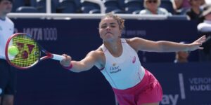 La italiana Jasmine Paolini derrotó este domingo a la rusa Veronika Kudermetova por 6-3, 6(2)-7 y 6-3 y se clasificó a la final del WTA 1.000 de Cincinnati, donde jugará por el título contra la polaca Iga Swiatek.EFE/EPA/MARK LYONS