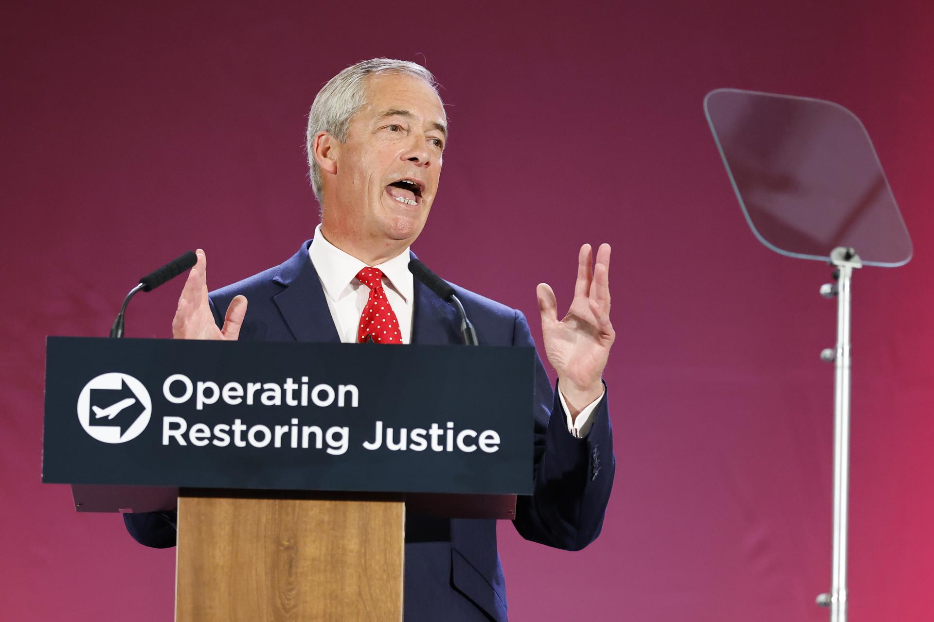 Nigel Farage, líder del partido Reform UK y miembro del Parlamento, pronuncia un discurso en el lanzamiento del plan de Reform UK para deportar a los solicitantes de asilo si llegan al gobierno, en el aeropuerto de Oxford en Kidlington, Reino Unido, 26 de agosto de 2025. El partido Reform UK propone expulsar por la fuerza a cientos de miles de personas que llegaron al Reino Unido sin permiso. El plan es que se alojarán en sitios militares antes de ser enviados de regreso a los lugares de los que huyeron en uno de los cinco vuelos diarios de deportación, o a terceros países receptores de tarifas. (Reino Unido) EFE/EPA/TOLGA AKMEN
