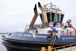 Personas recorren el remolcador 'Isla Barro Colorado' este viernes, en un muelle del Canal de Panamá, en Ciudad de Panamá (Panamá). EFE/ Bienvenido Velasco